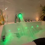 Jacuzzi & Sauna Bemowo Apartment