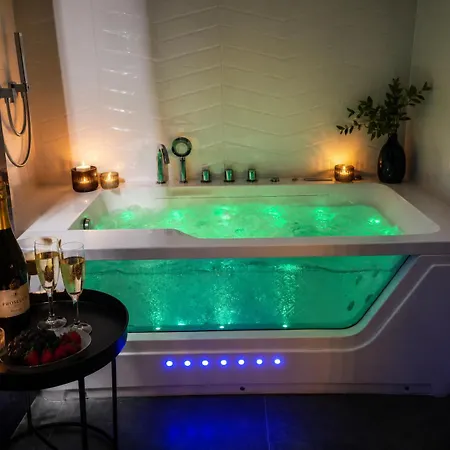 Jacuzzi & Sauna Bemowo Apartment